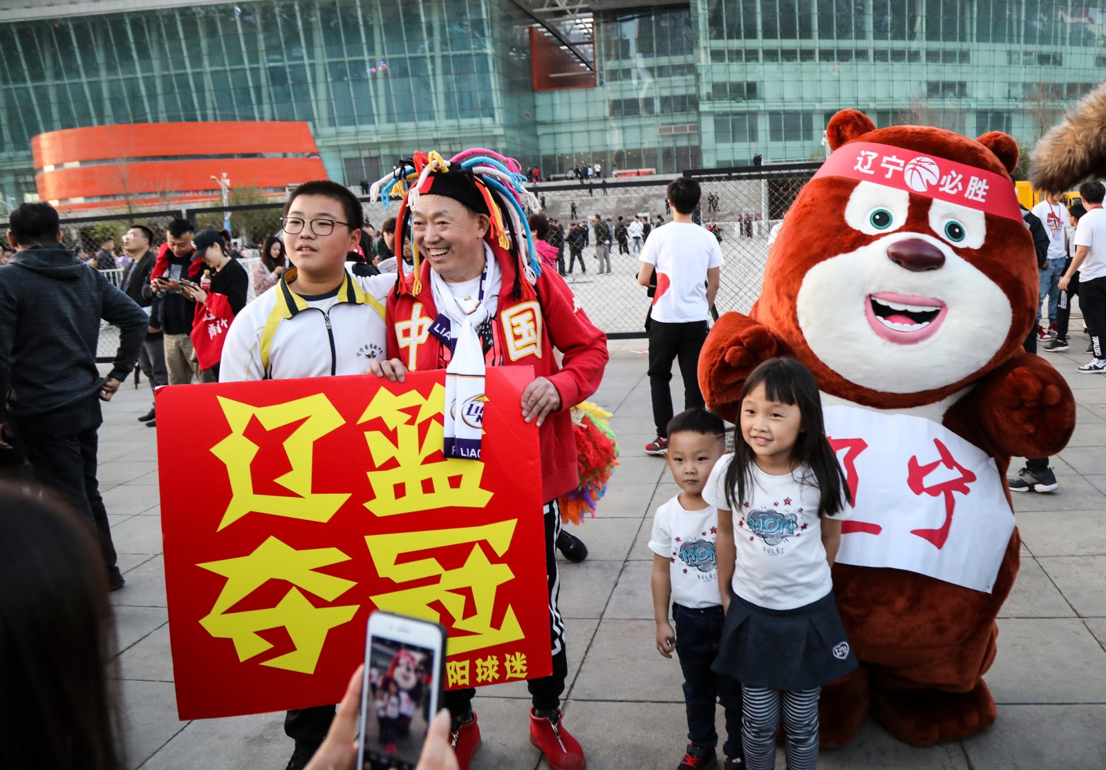 湖人回归首秀大放异彩，纳达尔主场球迷高呼名字